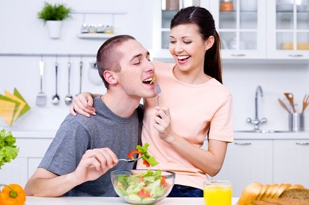 vajza ushqen burrin me sallatë vitamine për potencë
