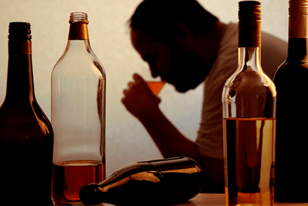 Pijet alkoolike ndikojnë negativisht në fuqinë mashkullore