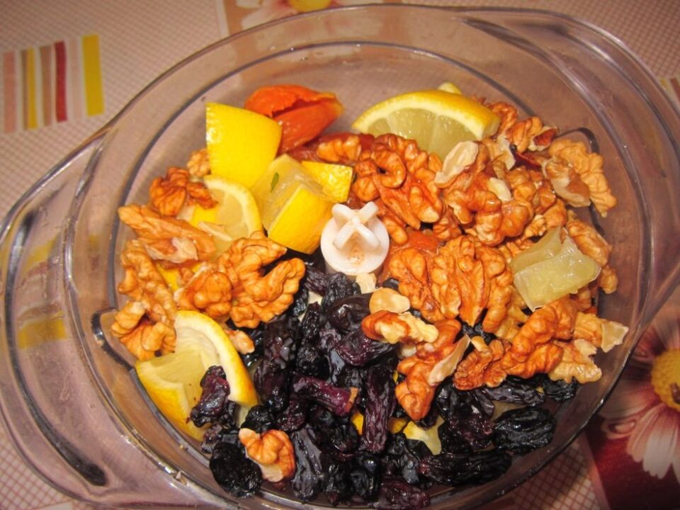 Përgatitja e një përzierje të frutave të thata, arrave dhe limonit për të përmirësuar fuqinë